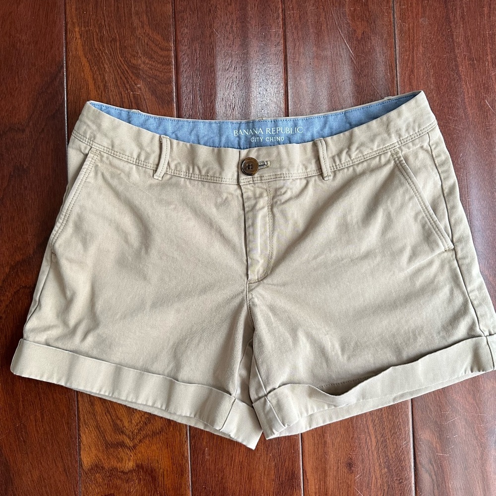 Banana Republic Khaki Chino Shorts, size 6